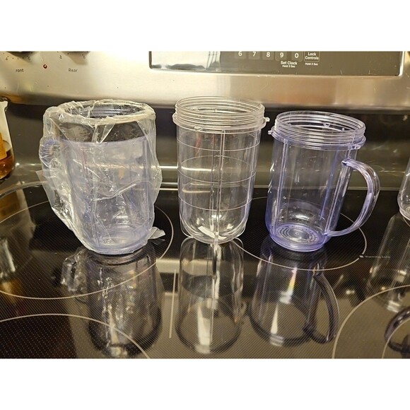 Lot Of 16 Pieces Nutribullet Assorted Cups & Lids / Tops + 1 Blade (Untested) - Picture 11 of 12